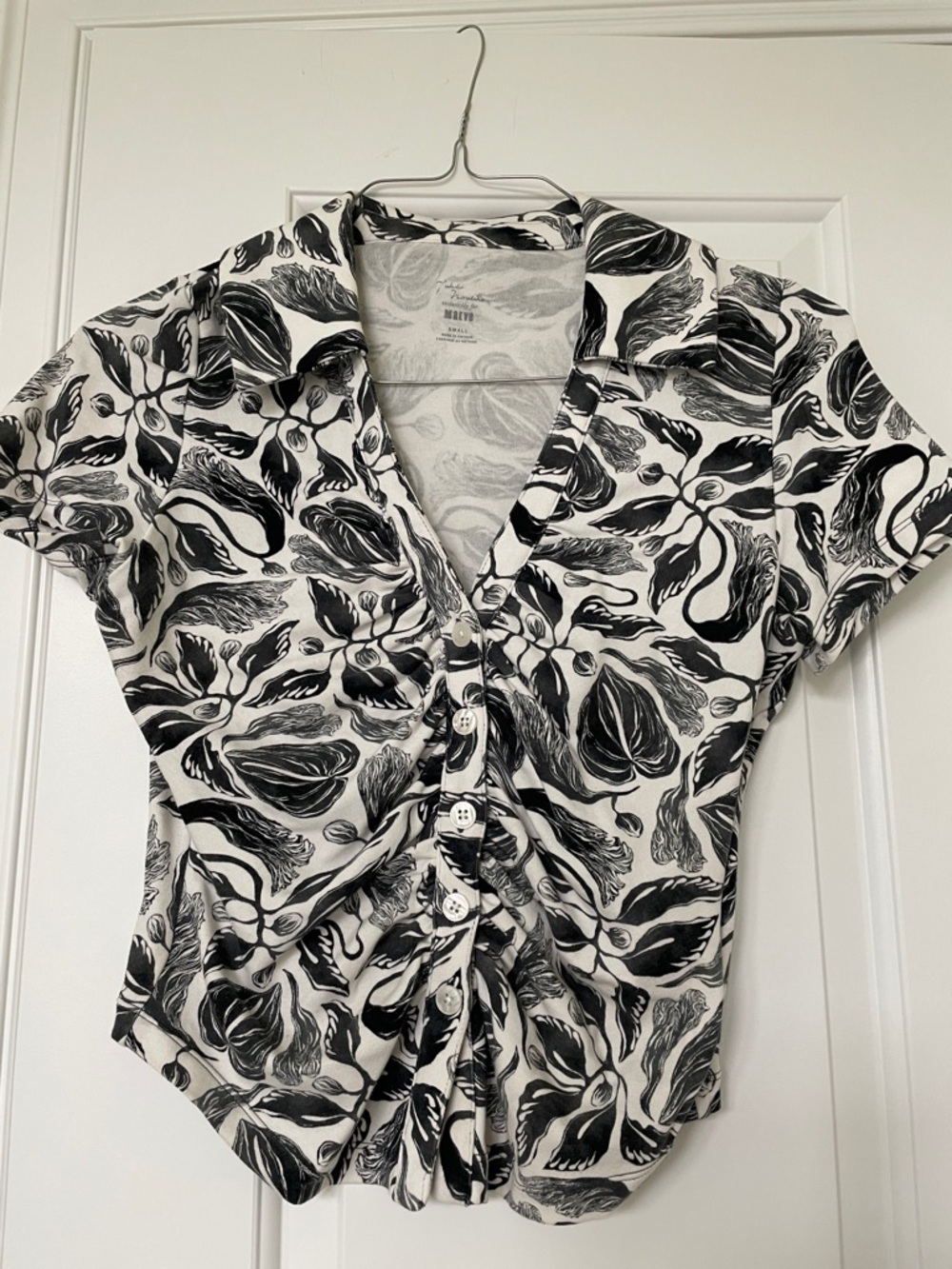 Maeve Black & White Floral Ruched Button-Down Top